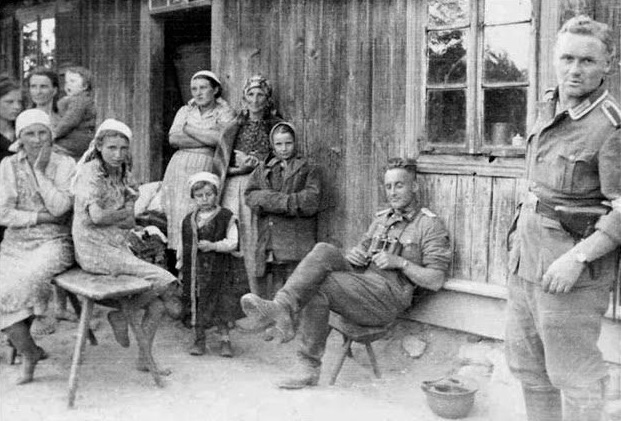 Немцы на постое в украинском поселке.