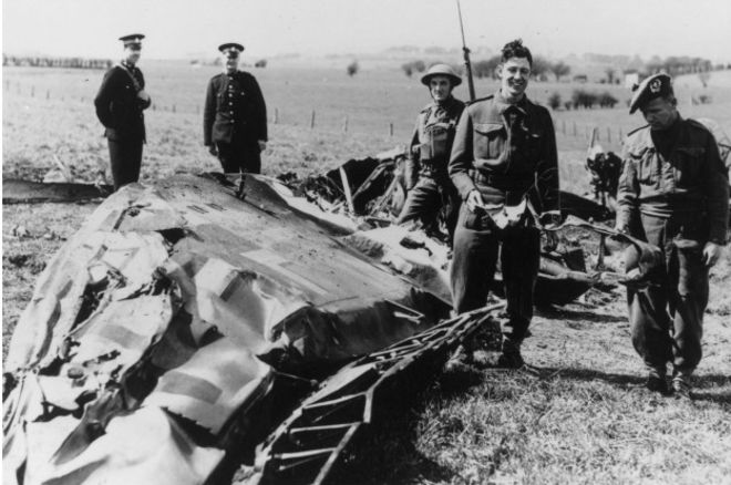 Обломки самолета, на котором Рудольф Гесс долетел до Британии. 