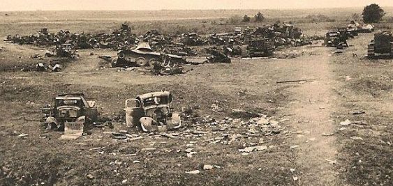 Жертвы немецкой бомбардировки у Рославля. Лето 1941 года.