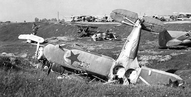 Разбомбленный военный аэродром. 28 июня 1941 г.