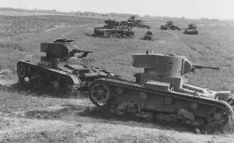 Подбитые советские танки 19-й танковой дивизии в районе Войницы-Луцкого шоссе.