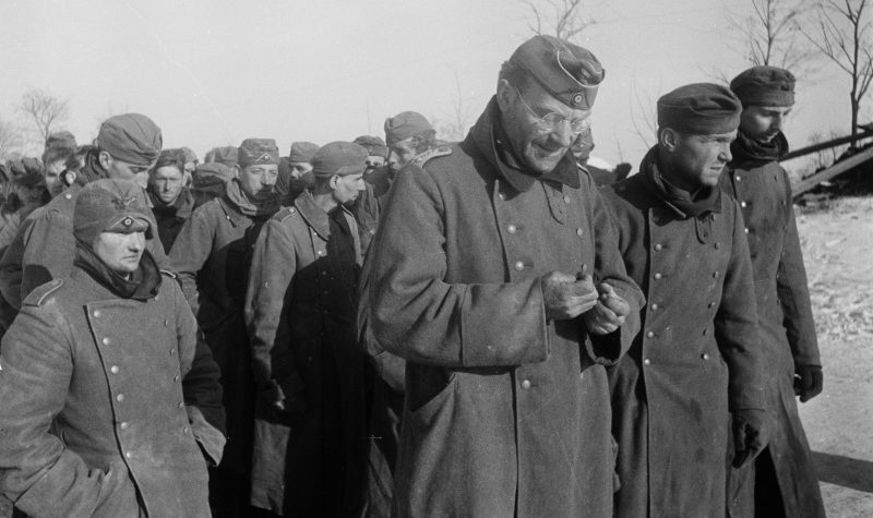 Колонны немецких военнопленных под Сталинградом. 1942 г. 