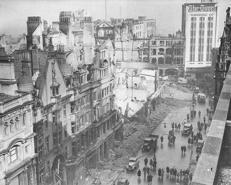Городская улица после бомбардировки. 
