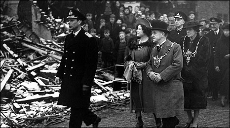Король Георг VI и королева Елизавета в Шеффилде после авианалета. 