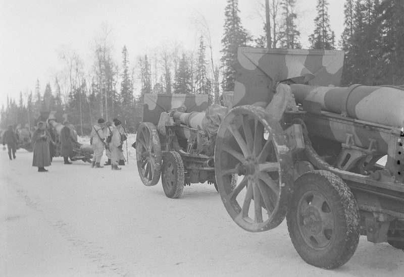 Финские артиллеристы в наступлении.