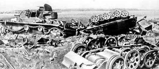 Подбитые советские танки 19-й танковой дивизии в районе Войницы-Луцкого шоссе.