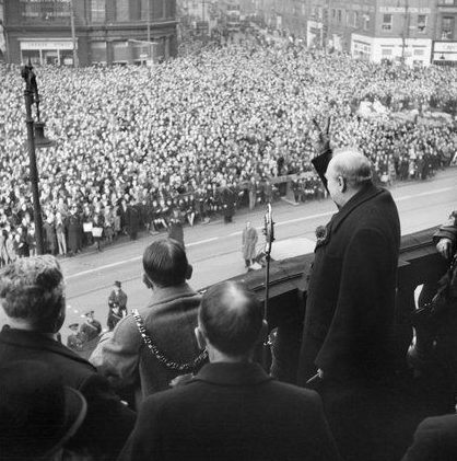 Черчилль во время выступления в Шеффилде. 
