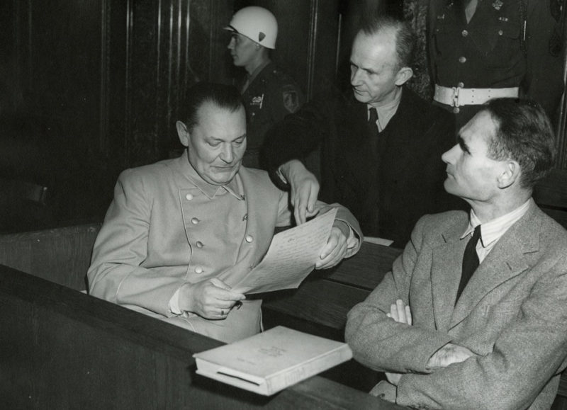 Рудольф Гесс и Герман Геринг на Нюрнбергском процессе. 1946 г.