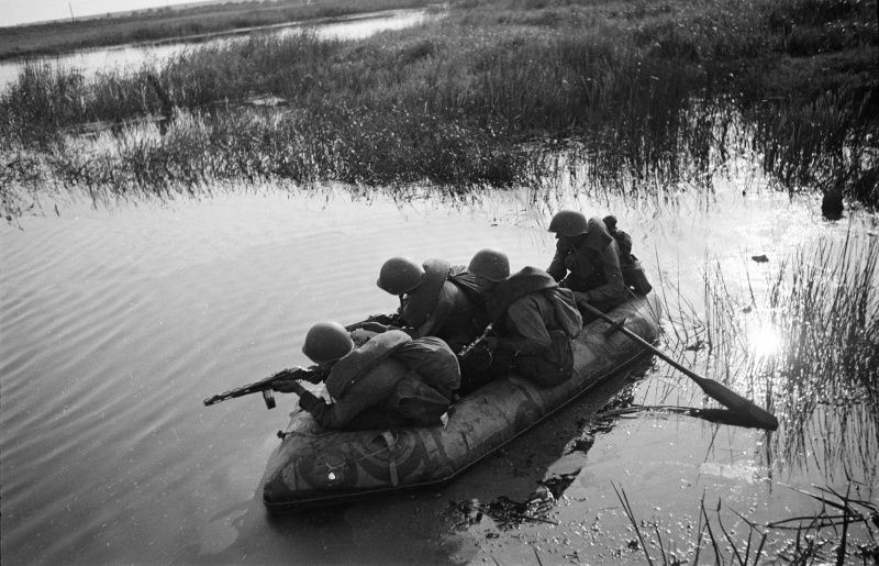 Красноармейцы переправились на лодках через реку южнее Воронежа. Июнь 1942 г.