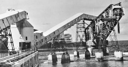 Поврежденное оборудование в порту Науру, после немецкой бомбардировки. 27 декабря 1940 г.