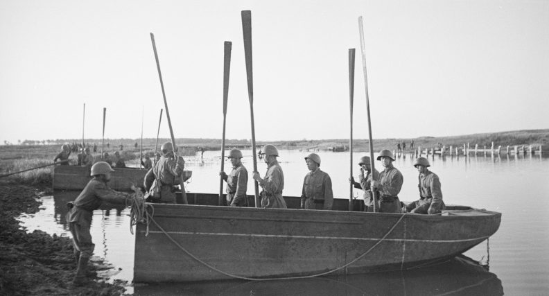 Красноармейцы переправились на лодках через реку южнее Воронежа. Июнь 1942 г.