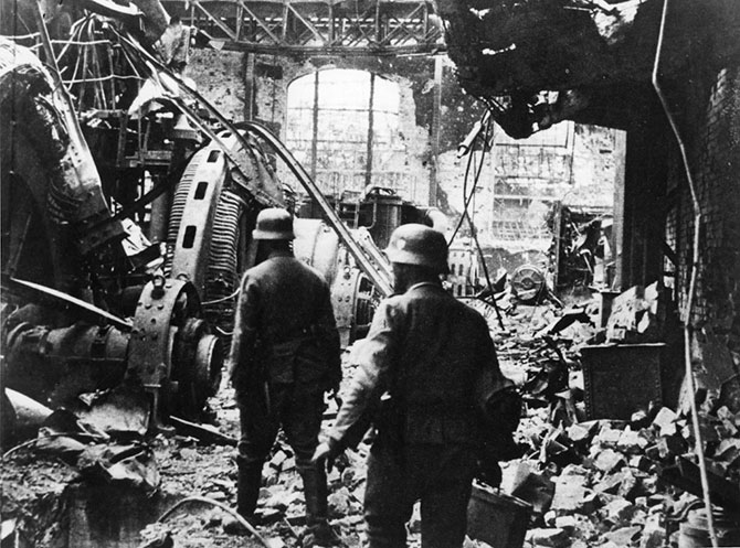 Немецкие солдаты пробираются через генераторный зал разрушенной электростанции в Сталинграде. 19432 г.