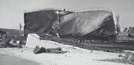 Поврежденное оборудование в порту Науру, после немецкой бомбардировки. 27 декабря 1940 г.