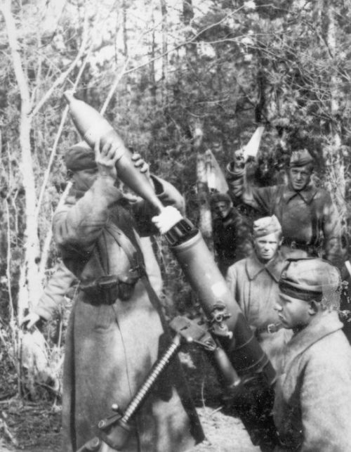 Советские минометчики в районе Ржева. Октябрь 1941 г.