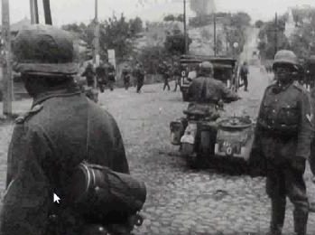 Немецкие войска входят в горящий Рославль Смоленской области. Август 1941 г. 