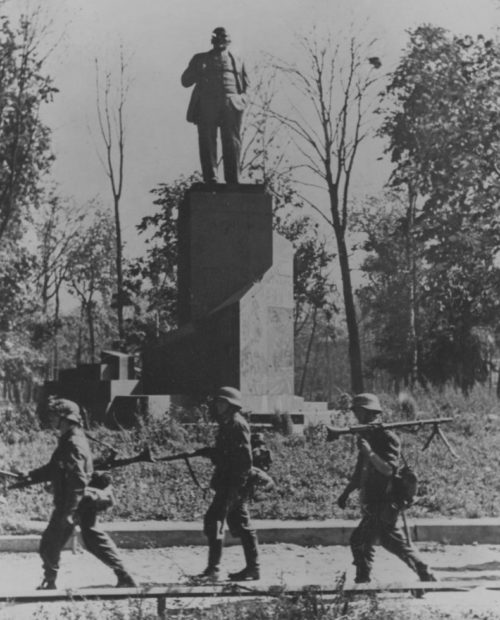 Немецкие войска входят в город. 15 августа 1941 г.