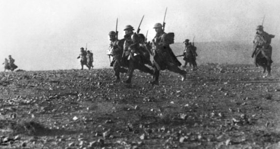 Австралийская пехота в атаке. Бардия. Северная Африка, 6 января 1941 г. 