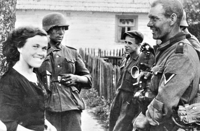 Немецкие солдаты с местным населением во время оккупации.