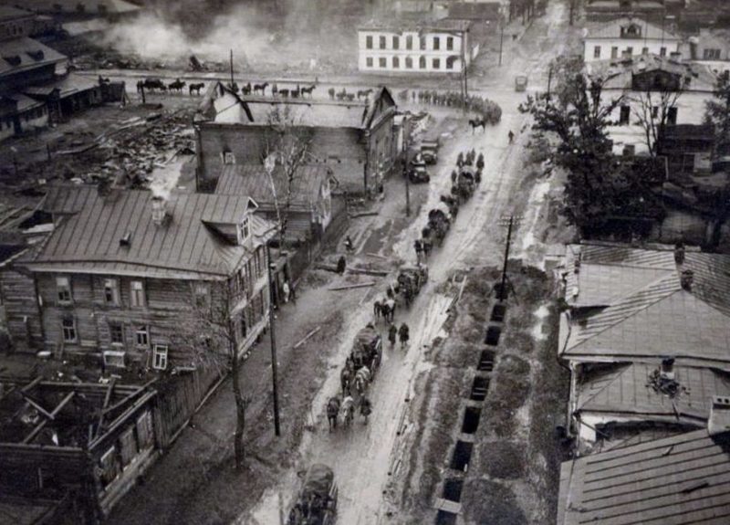 Немецкие войска входят в город. 14 октября 1941 г.