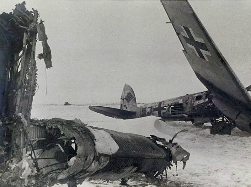Разбитые НЕ-111 на Сталинградском аэродроме Питомник.