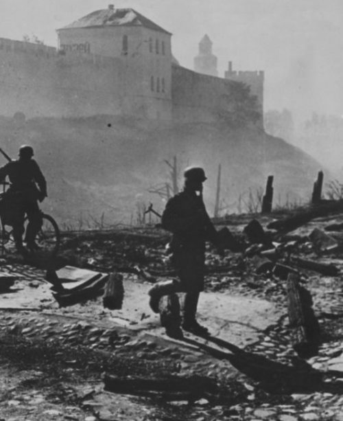 Немецкие войска входят в город. 15 августа 1941 г.