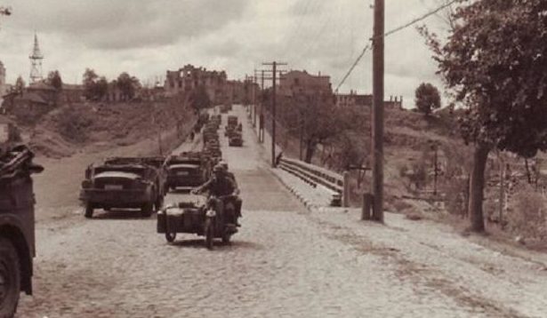 Немецкие войска входят в горящий Рославль Смоленской области. Август 1941 г. 