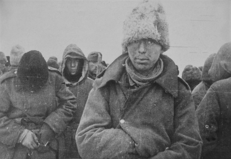 Румынские и немецкие солдаты, сдавшиеся в плен под Сталинградом. 1942 г.