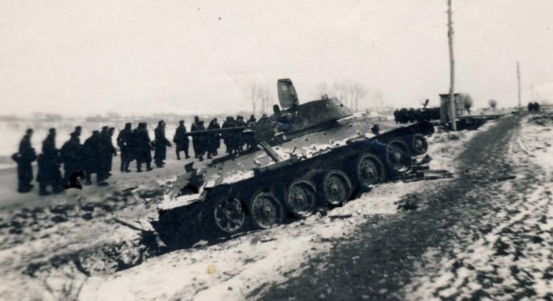 Танк Т-34 мл. л-та Олейника П.З., подбитый во время боев. 4 октября 1941 г.