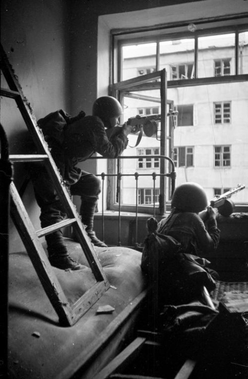 Советские автоматчики ведут бой из окна дома в Воронеже. Июль 1942 г.