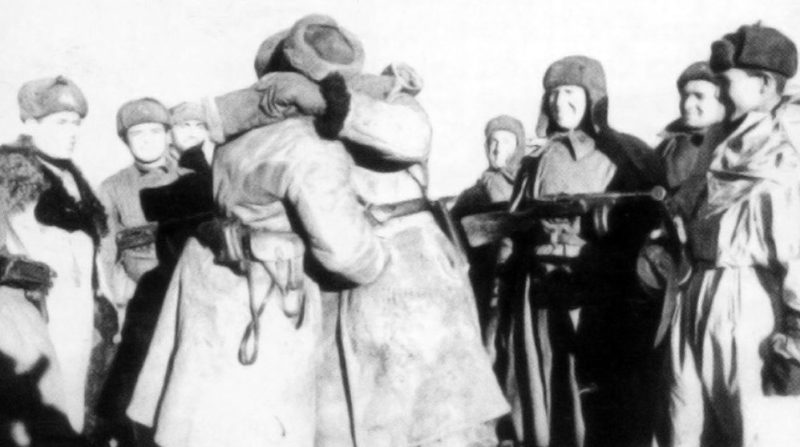 Встреча бойцов 21-й и 62-й армии на склонах Мамаева кургана во время операции «Кольцо». 26.01.1943 г.