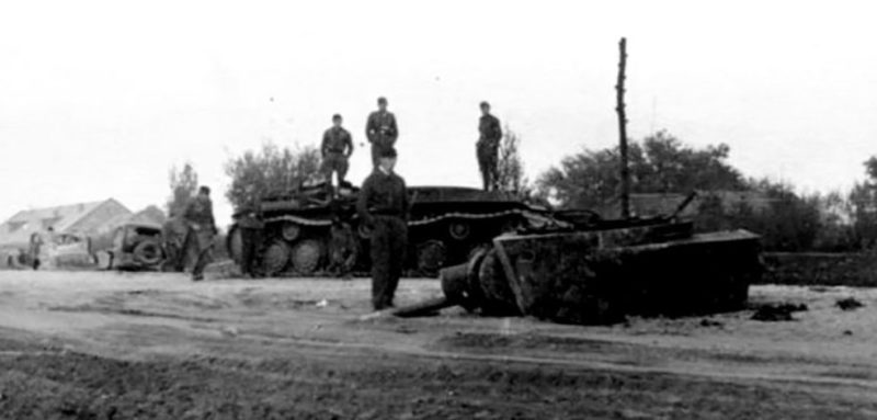 Танк КВ-1 на Московском шоссе. Подбитый в бою. 4 октября 1941 г.