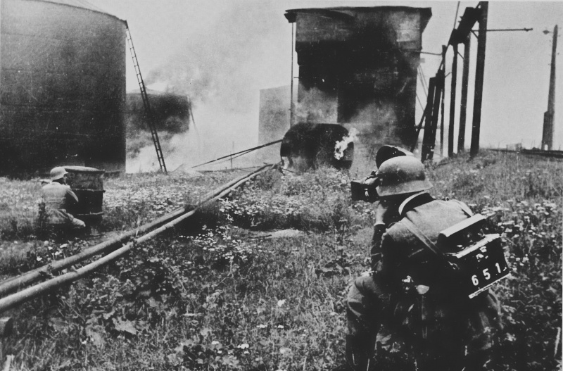 Немецкий военный кинооператор снимает бой у Рославля. Август 1941 г.