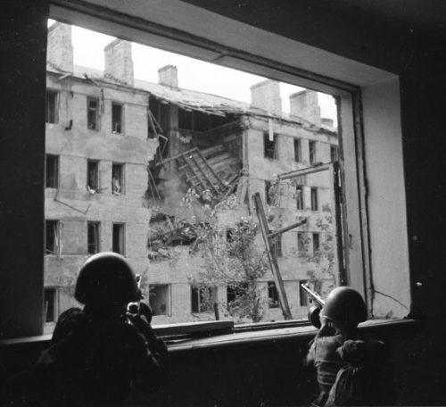 Советские автоматчики ведут бой из окна дома в Воронеже. Июль 1942 г.