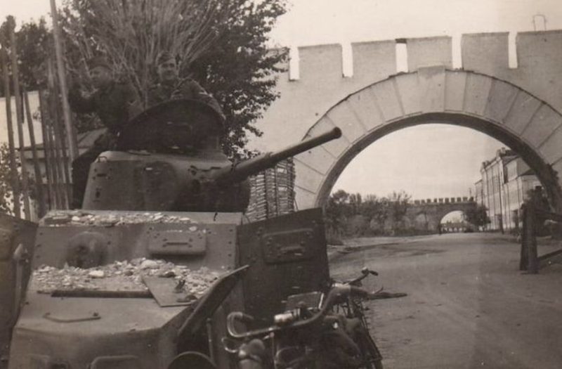 Подбитый броневик БА-10 у входа у Кремль. Август 1941 г.