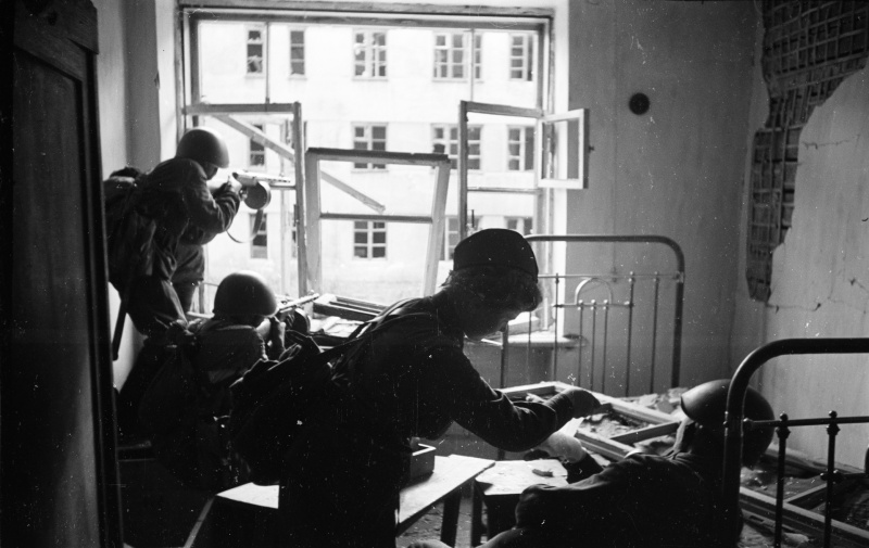 Военфельдшер перевязывает раненого красноармейца во время боев за Воронеж. Июль 1942 г.