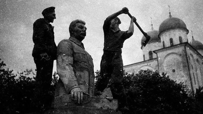 Немцы позируют на фоне памятника Сталину. Август 1941 г.