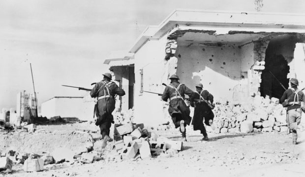 Пехота атакует на улицах Бардии. Ливия. Март 1941 г. 