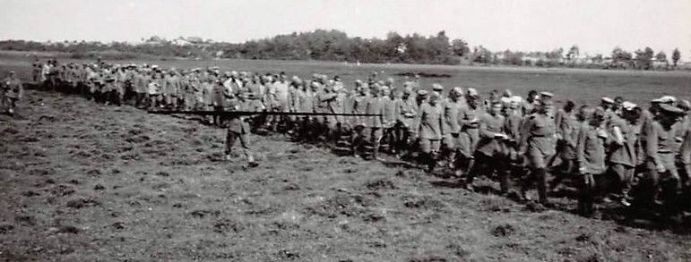 Советские военнопленные у Рославля. Август 1941 г. 