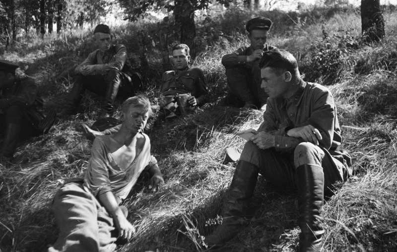 Советские офицеры допрашивают пленного немецкого солдата. Июль 1942 г. 