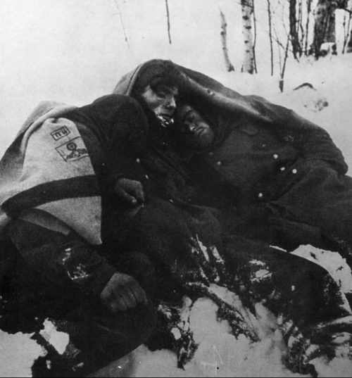Замерзшие немецкие солдаты в снежном укрытии в Сталинграде. 1943 г.