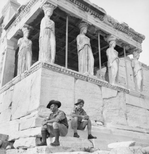 Австралийские солдаты на ступенях Акрополя в Афинах. Март 1941 года.