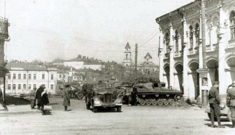 Немецкие танки у торговых рядов. Октябрь 1941 г.