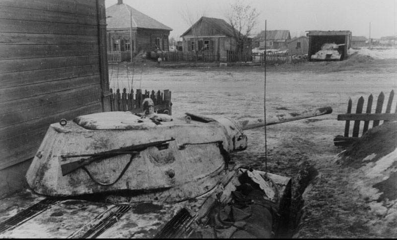 Замаскированные тридцатьчетверки в районе Ржева. Январь 1942 г.