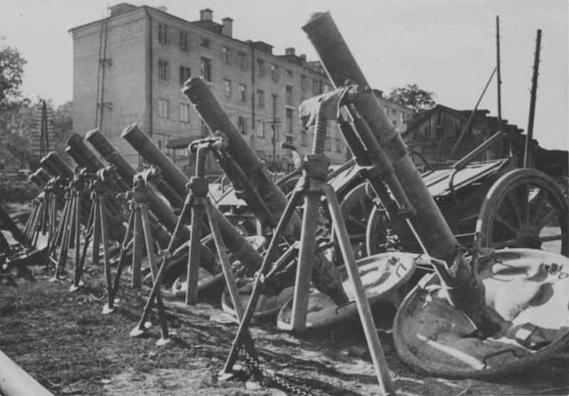 Захваченные немецкими войсками советские 120-мм минометы на улице Рославля. Август 1941 г.