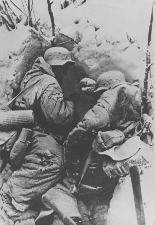 Замерзшие немецкие солдаты в снежном укрытии в Сталинграде. 1943 г.