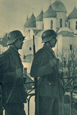 Испанские солдаты на фоне Софии Новгородской. 1941 г. 