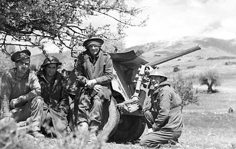 Австралийские солдаты на позициях в Греции. 13 апреля 1941 г.
