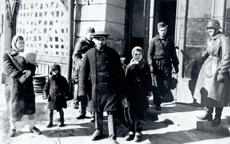 Жители Орла перед зданием комендатуры. Октябрь 1941 г.