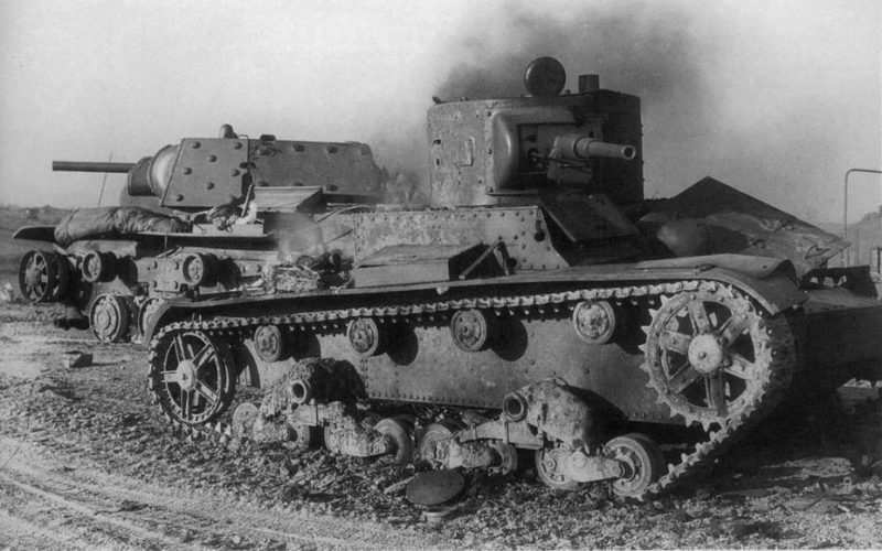 Подбитые в боях на дороге Псков–Остров советские танки Т-26 и КВ-1. Июль 1941 г.
