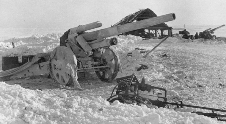 Немецкая батарея 150-мм тяжелых полевых гаубиц у Ржева. Февраль 1942 г.